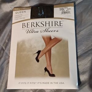 Berkshire ultra sheer Queen control top sandal foot color is fantasy black